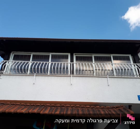 מעקה מתכת לבן על מרפסת בית